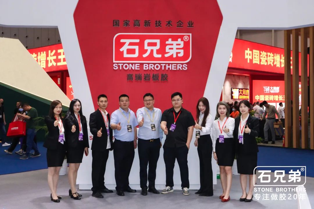 吸睛模特展示產(chǎn)品秀，石兄弟人氣燃爆亞洲最大陶瓷展！